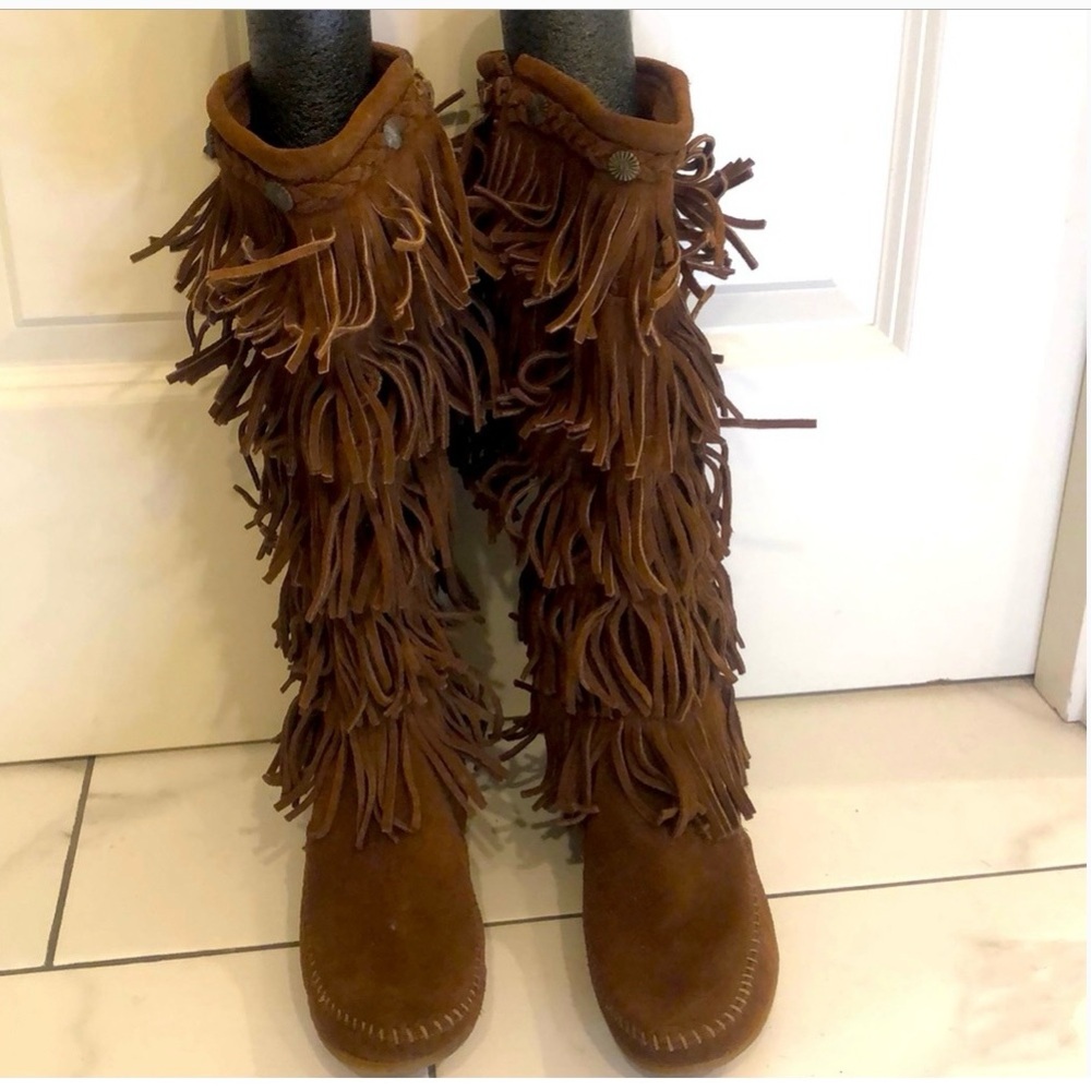 NWOT Minnetonka brown suede fringe boots - Size: 8
|